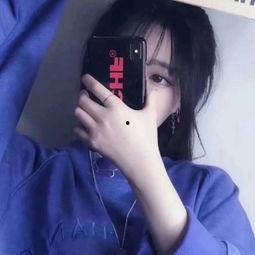 吃瓜挡脸女网红,神秘面纱引网友热议