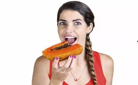 网图女吃瓜,女子吃瓜姿势引发网友热议，揭秘现代社交新现象